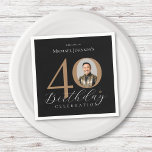 Serviette En Papier Simple Elegant Black Gold Photo 40th Birthday<br><div class="desc">Simple Elegant Black Gold Photo 40th Birthday Napkins. Célébrez un anniversaire marquant avec notre design élégant Black and Gold Simple, parfait pour ajouter une touche de sophistication à votre journée spéciale. Ce design personnalisable présente un arrière - plan noir élégant, orné d'élégants accents dorés, créant un look intemporel et élégant....</div>