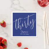 Serviette En Papier Simply Modern Script Navy Blue 30th Birthday Party (En situation)