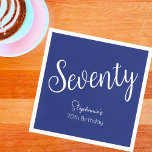 Serviette En Papier Simply Modern Script Navy Blue 70th Birthday Party<br><div class="desc">Simply Modern Script Navy Blue 70th Birthday Special unique et élégant Marine Blue anniversaire Napkins spécialement conçu pour vos amis qui tournent le merveilleux jalon de 70! Ces serviettes personnalisées ajoutent une touche parfaite aux paramètres de votre table de fête d'anniversaire. Planifiez votre fête avec plus de fournitures de fête...</div>