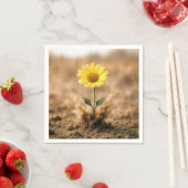 Serviette En Papier Single Yellow Daisy Bursting Out of Dirt (En situation)