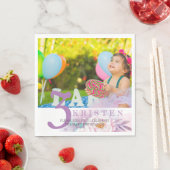 Serviette En Papier Soirée d'anniversaire avec une élégante floraison  (En situation)