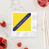 Serviette En Papier Solid Yellow, Navy Blue Ribbon Monogram (En situation)