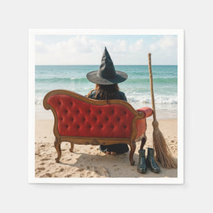 Serviette En Papier Sorcière assise sur un canapé au bord de la mer