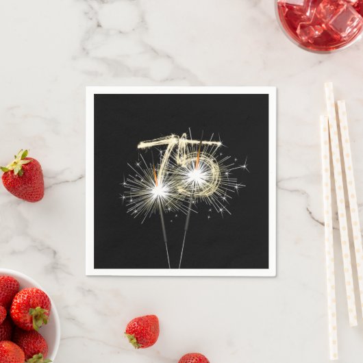 Serviette En Papier Sparklers du 75e anniversaire sur Noir (En situation)