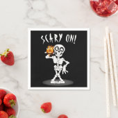 Serviette En Papier Squelette d'Halloween tenant un Jack-o-lanterne (En situation)