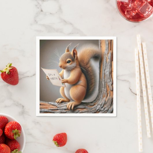 Serviette En Papier Squirrel Lecture d'un Invitation de fête d'anniver (En situation)