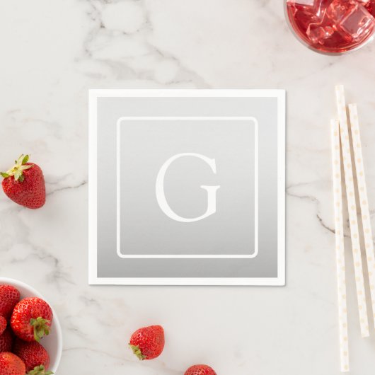Serviette En Papier Subtil Gray Gradient Nom de famille Monogramme (En situation)