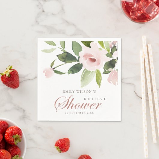 SERVIETTE EN PAPIER SUBTIL ROSE PÂLE FLORAL BLUSH DOUX POUR MARIAGE (En situation)