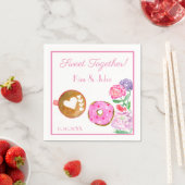 Serviette En Papier Sucer Ensemble La Donut Rose Avec Latte (En situation)