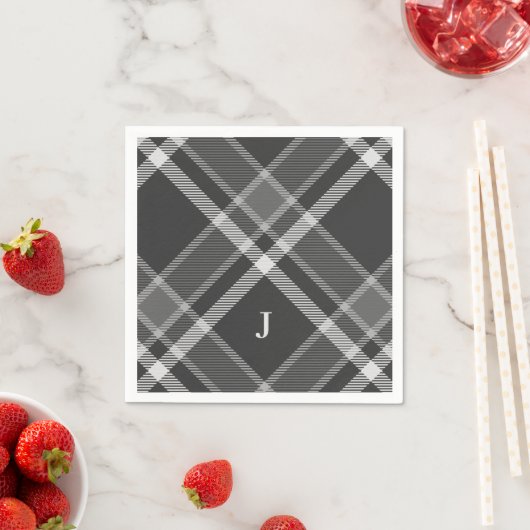 Serviette En Papier Tartan noir et gris rustique avec monogramme (En situation)