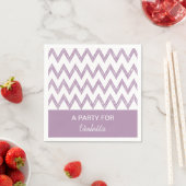 Serviette En Papier Tendance Crayon Purple Chevron Zigzags Avec Nom (En situation)