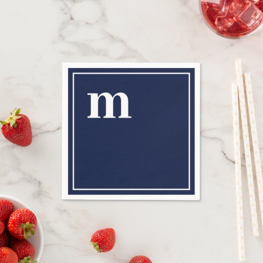 Serviette En Papier Tendance Gras Coque inférieur Monogram Marine Blue (En situation)