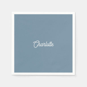 Serviette En Papier Texte de nom personnalisé Dusty Blue blanc minimal