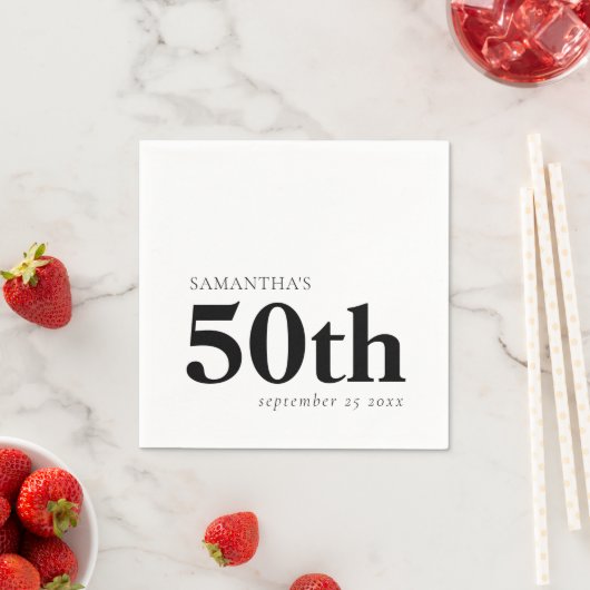 Serviette En Papier Texte noir personnalisé moderne 50ème Nom Date (En situation)