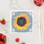 Serviette En Papier Tournesol en dentelle rustique Dusty Mariage bleu (En situation)