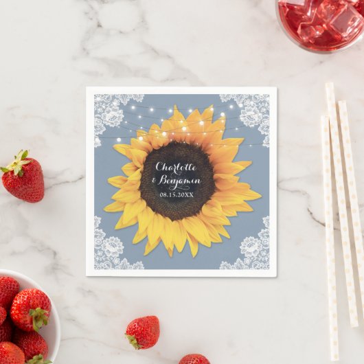 Serviette En Papier Tournesol en dentelle rustique Dusty Mariage bleu (En situation)
