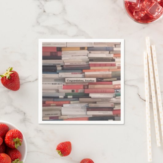 Serviette En Papier Towering Wall of Books Félicitations Nom personnal (En situation)