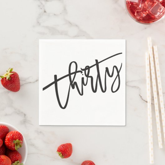 Serviette En Papier TRENTE script moderne noir blanc 30ème fête (En situation)