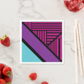 Serviette En Papier Triangle - rose, pourpre, bleu et noir (En situation)