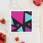 Serviette En Papier Triangles en rose, violet, bleu et noir (En situation)