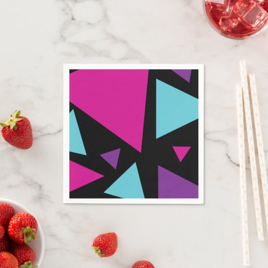Serviette En Papier Triangles en rose, violet, bleu et noir (En situation)
