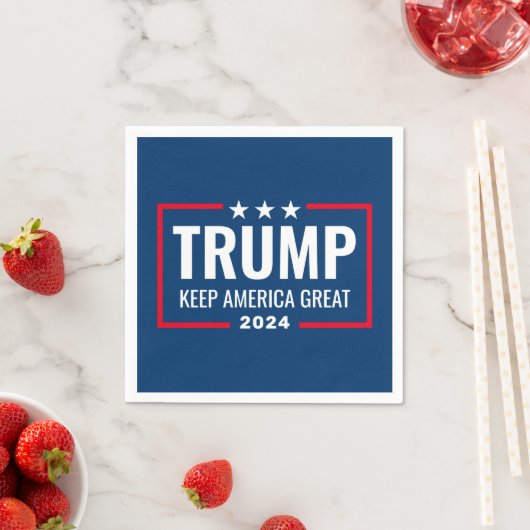 Serviette En Papier Trump 2024 Gardez l'Amérique grande - bleu rouge (En situation)
