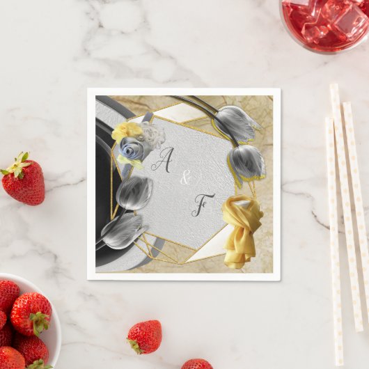 Serviette En Papier Tulipes gris et jaunes sur texture (En situation)