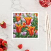 Serviette En Papier Tulipes orange vif dans le parc (En situation)