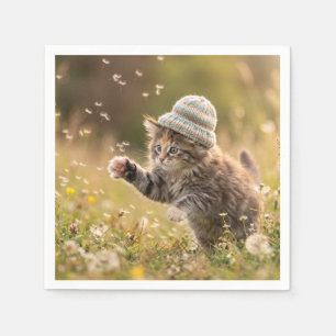 Serviette En Papier Un adorable chaton portant un chapeau joue avec de