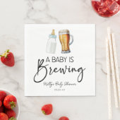 Serviette En Papier Un Bébé Brasse Une Bouteille Baby shower De Verre  (En situation)