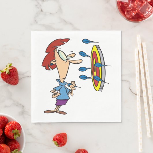 Serviette En Papier Une Femme Jouant Aux fléchettes (En situation)