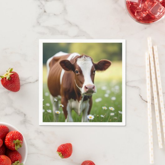 Serviette En Papier Vache de Guernesey en champ Fleur sauvage (En situation)