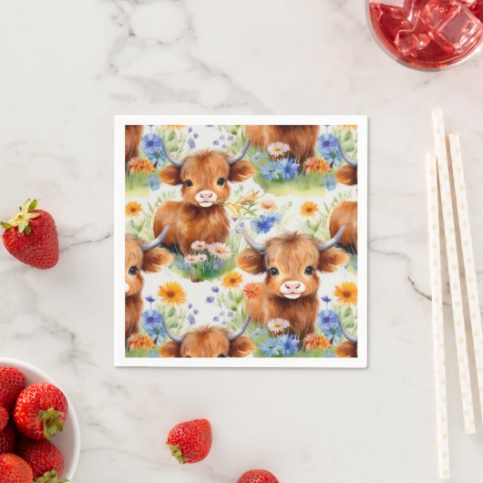 Serviette En Papier Vache des Highlands en fleurs sauvages (En situation)