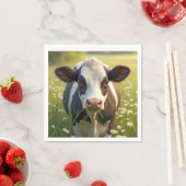 Serviette En Papier Vache Holstein En Pâturage Vert Avec Marguerites (En situation)