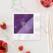 Serviette En Papier Velours Plum Violet Comme Vine Monogram Mariage (En situation)