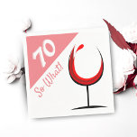 Serviette En Papier Verre à vin moderne 70 So What / 70th Birthday Par<br><div class="desc">Verre rouge moderne et amusant 70e Anniversaire de fête Napkin / Motivationnel 70e anniversaire serviettes en papier pour une femme ou un homme qui fête 70 ans. Le design comporte une citation drôle et motivante 70 So What et un verre de vin abstrait avec du vin rouge - parfait pour...</div>