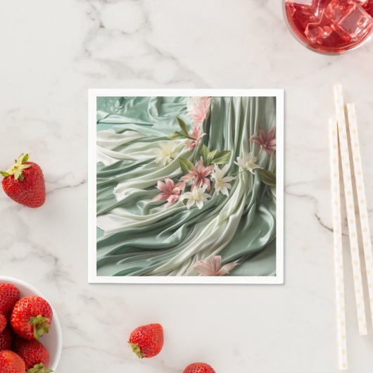 Serviette En Papier Vert, Crème, Draps De Soie Et Fleurs De Pinkish (En situation)