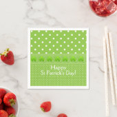 Serviette En Papier Vert, points et Shamrocks (En situation)