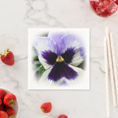 Serviette En Papier violet profond sur blanc (En situation)