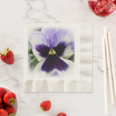 Serviette En Papier violet profond sur blanc (En situation)