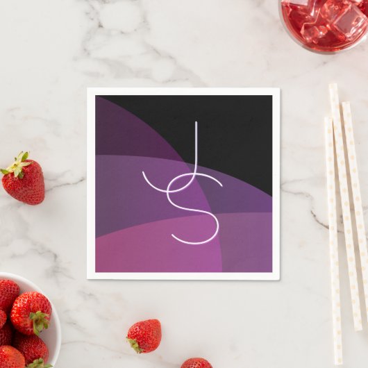 Serviette En Papier Vos initiales de chevauchement | Moderne violet et (En situation)