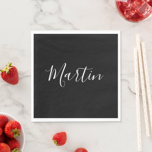 Serviette En Papier Votre nom | Élégant script blanc sur noir (En situation)