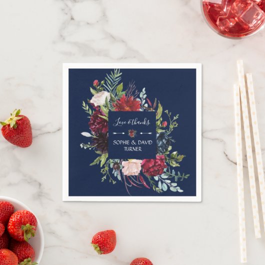 Serviette En Papier Whimsical Burgundy Blush Flowers Mariage bleu mari (En situation)