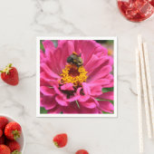 Serviette En Papier Zinnia rose et Bumble bee (En situation)