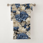 Serviette florale opulente bleu marine ivoire or (En situation)