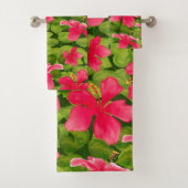 Serviette Motif rose Hawaiienne Hibiscus (En situation)