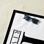 Serviette PERSONNALISÉE de nom de famille de la (En situation)