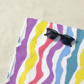 Serviette personnalisée Rainbow Heart Beach (En situation)