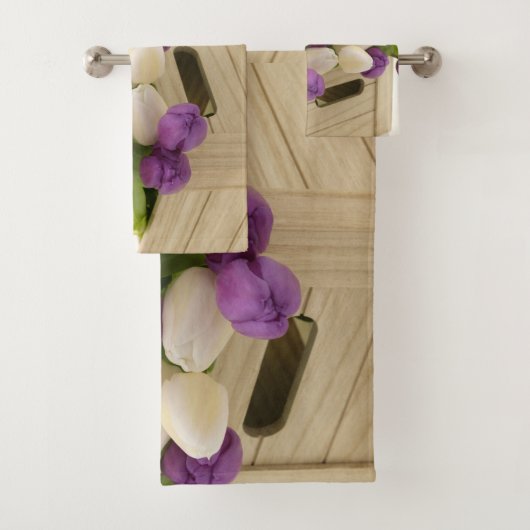 Serviettes de bain aux tulipes violettes et blanch (En situation)