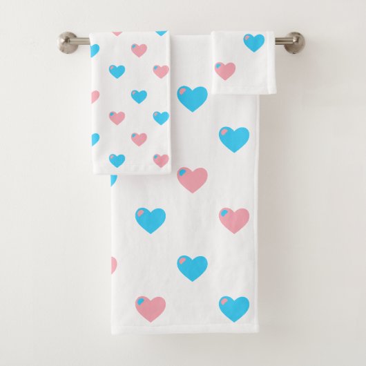 Serviettes de bain coeurs de fierté trans (En situation)